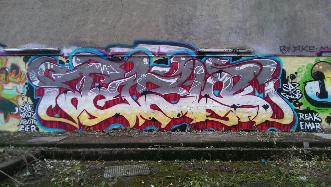 Graffiti Wall - Photo by edding3000 - tesla (2014)