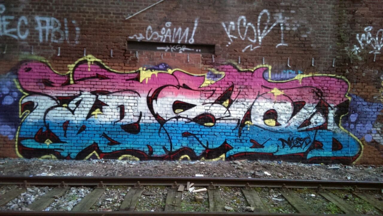 Graffiti Wall - Photo by edding3000 - tesla (2014)
