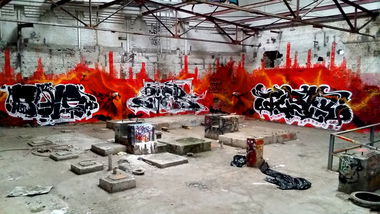 Graffiti Bombing - Photo by edding3000 - sole, tesla, zier (2015)