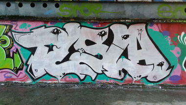 Graffiti Wall - Photo by edding3000 - tesla (2015)