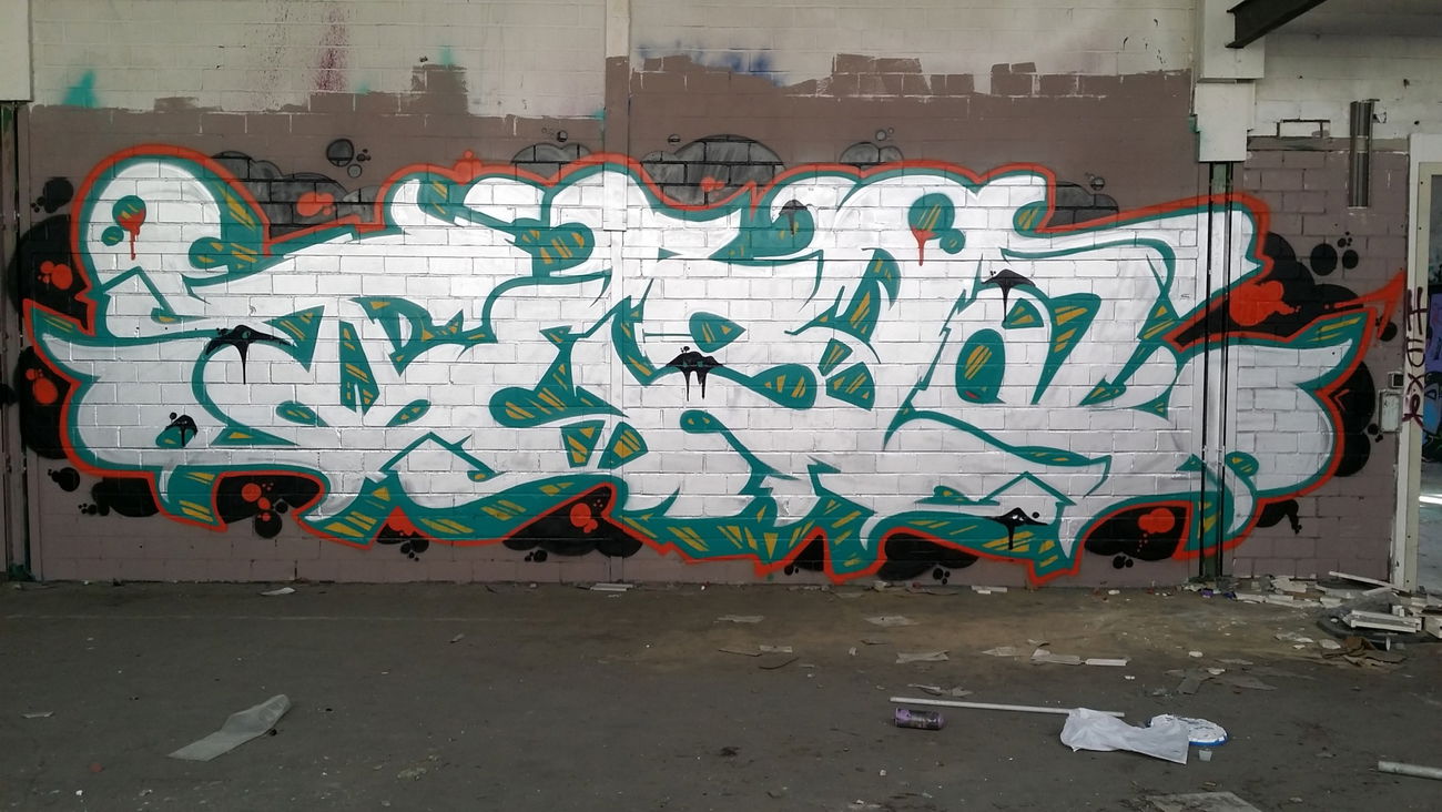 Graffiti Wall - Photo by edding3000 - tesla (2015)