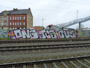 Graffiti Bombing - Photo by egal098 - ong, tcs, cue