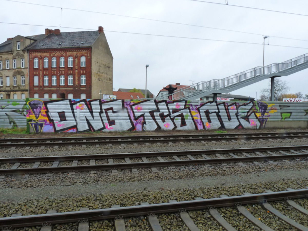 Graffiti Bombing - Photo by egal098 - ong, tcs, cue