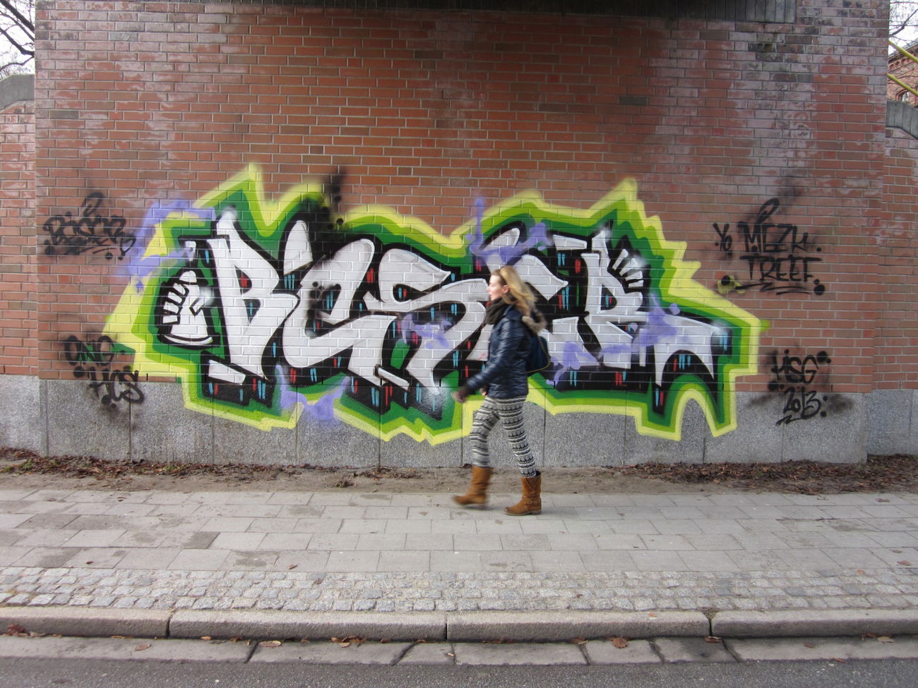 Graffiti Bombing - Photo by egal098 - beser, ong