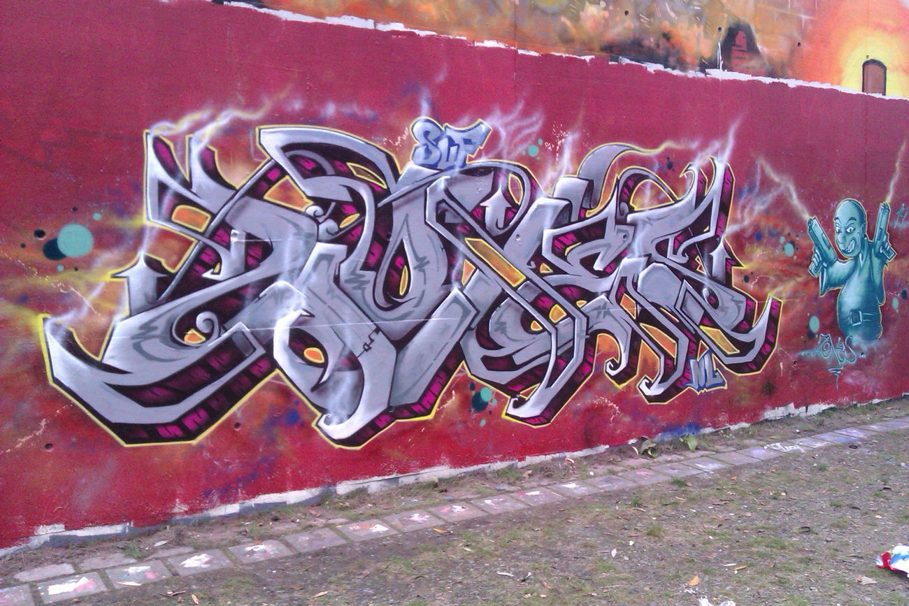 Graffiti Wall - Photo by ekszer - zoxes (2014)