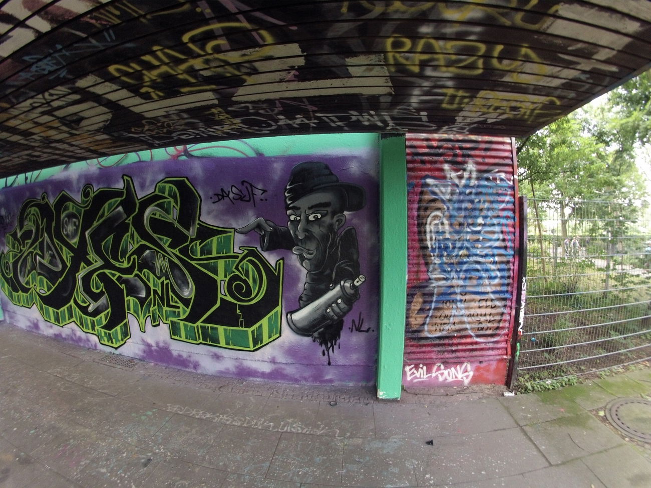 Graffiti Wall - Photo by ekszer - zoxes (2015)