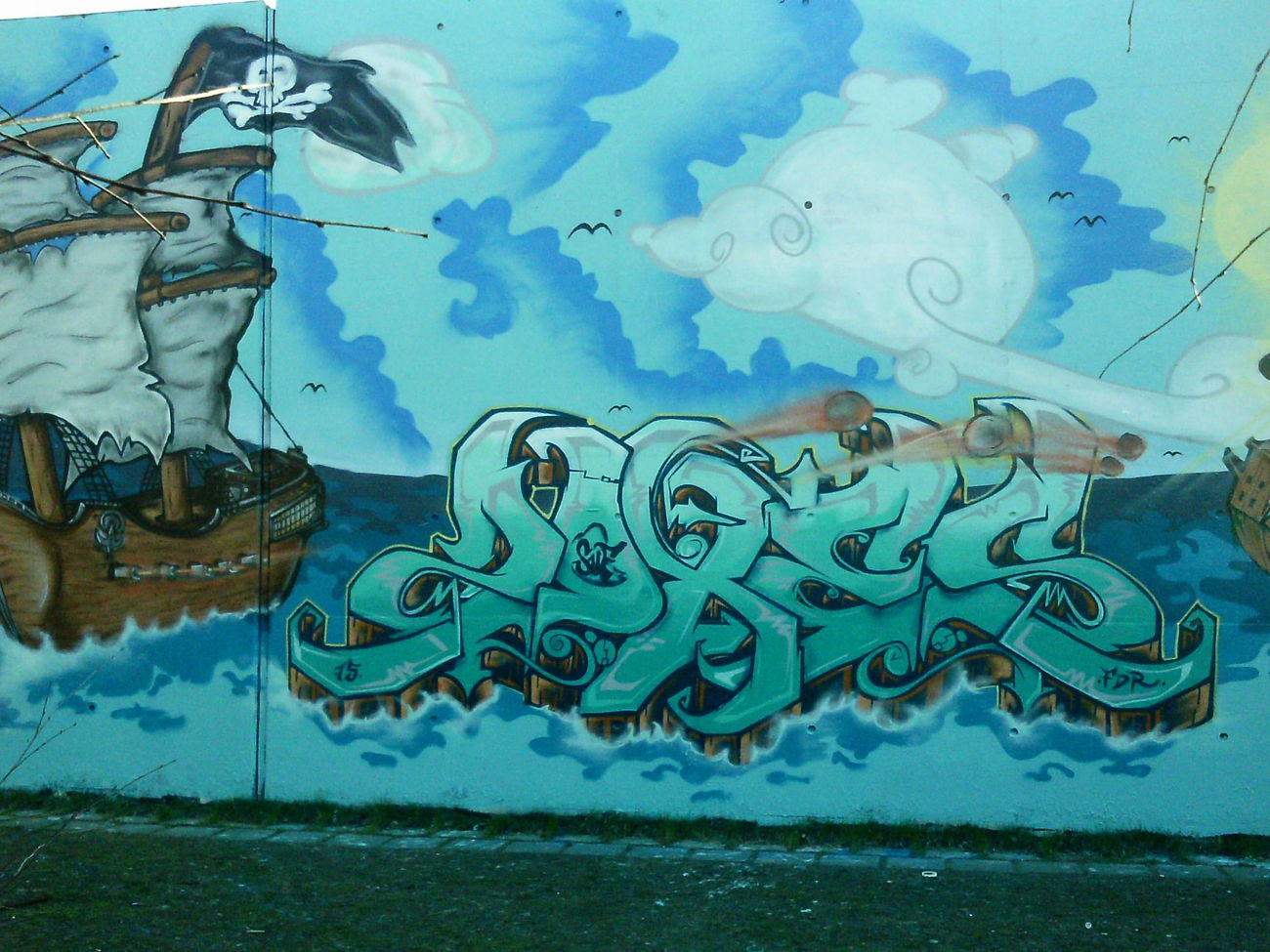 Graffiti Wall - Photo by ekszer - zoxes (2015)