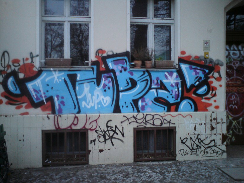 Graffiti Wall in Berlin - Photo by emil36 - 1UP (2012)