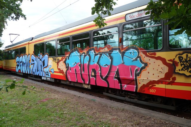 Graffiti Train - Photo by emilyerdbeere - rukon