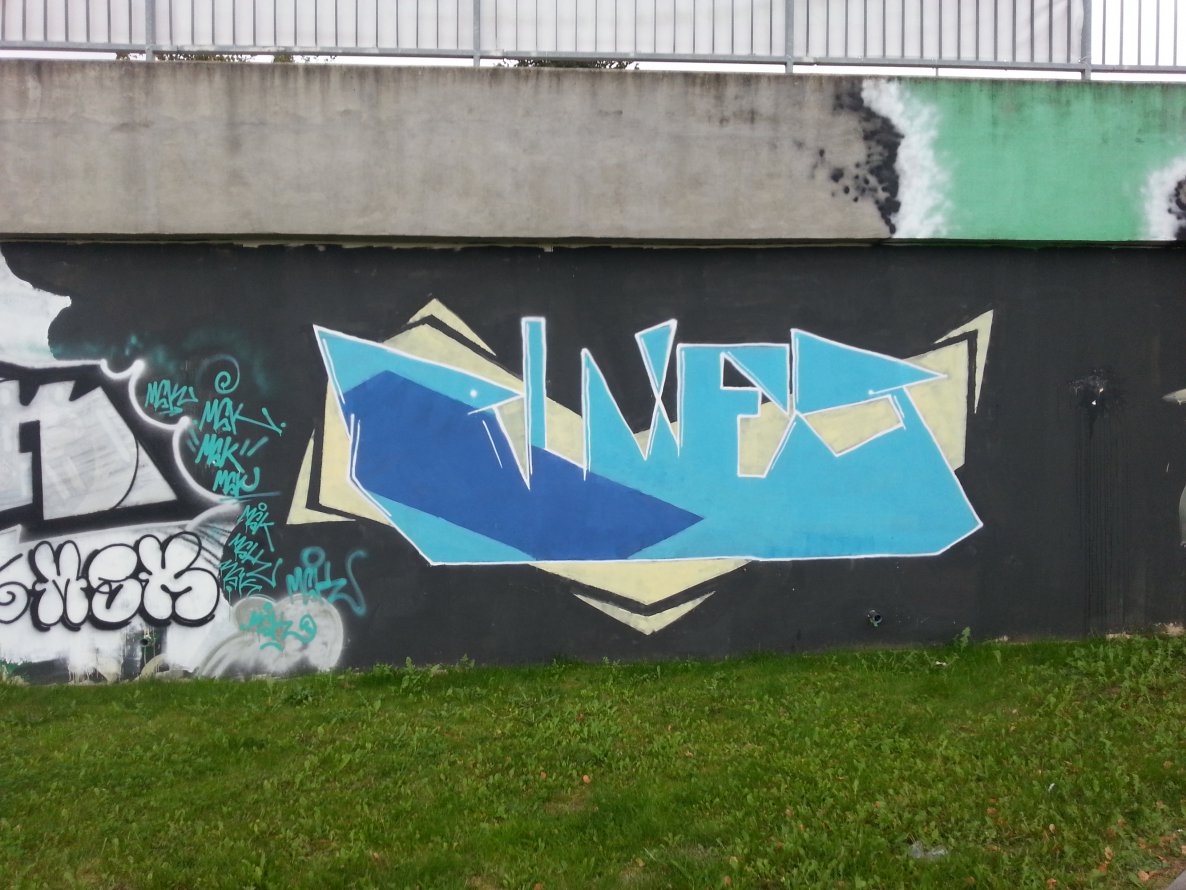 Graffiti Wall - Photo by emilyerdbeere - blues