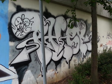 Graffiti Bombing - Photo by emilyerdbeere - pher, pilzen