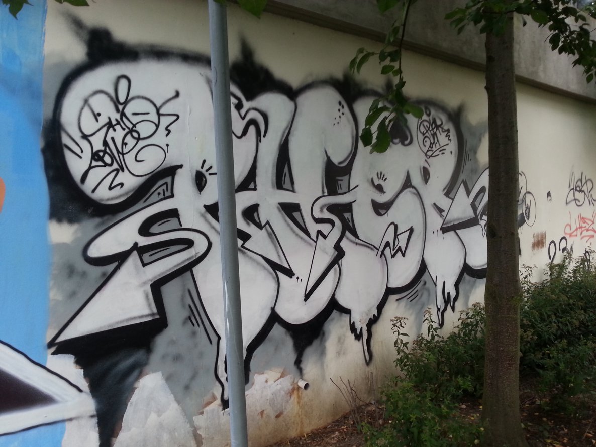 Graffiti Bombing - Photo by emilyerdbeere - pher, pilzen