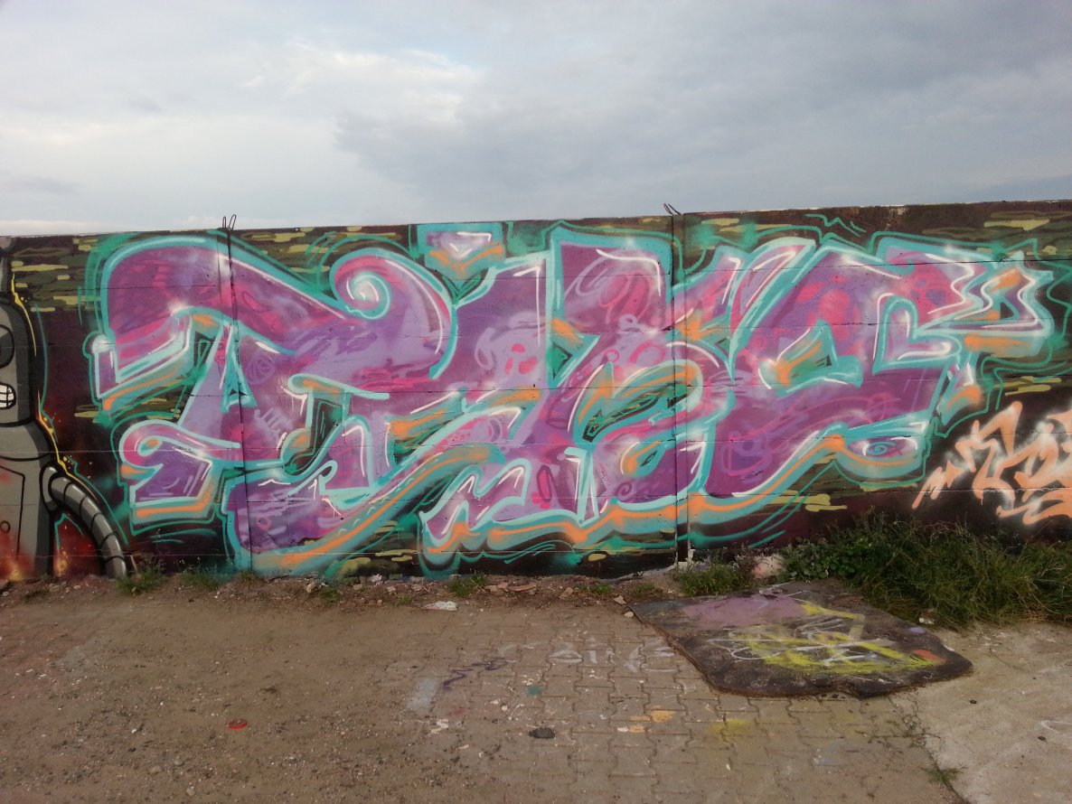 Graffiti Wall - Photo by emilyerdbeere - techo