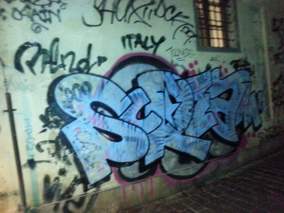 Graffiti Bombing - Photo by emilyerdbeere - scream, praha
