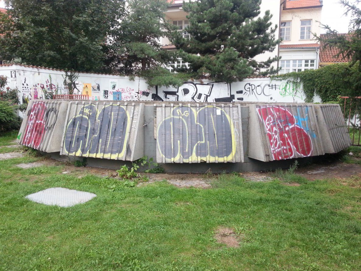 Graffiti Bombing - Photo by emilyerdbeere - an, praha