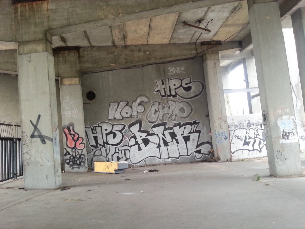 Graffiti Bombing - Photo by emilyerdbeere - hps, bnr, chp