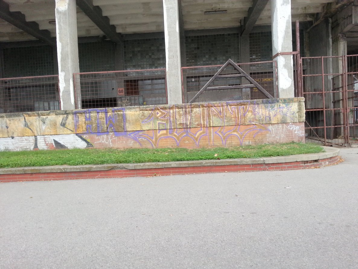 Graffiti Bombing - Photo by emilyerdbeere - hw, bunt, praha