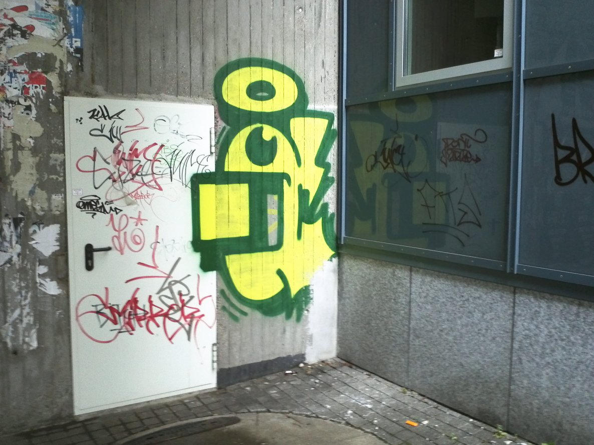 Graffiti Bombing - Photo by emilyerdbeere - 8bit, karlsruhe