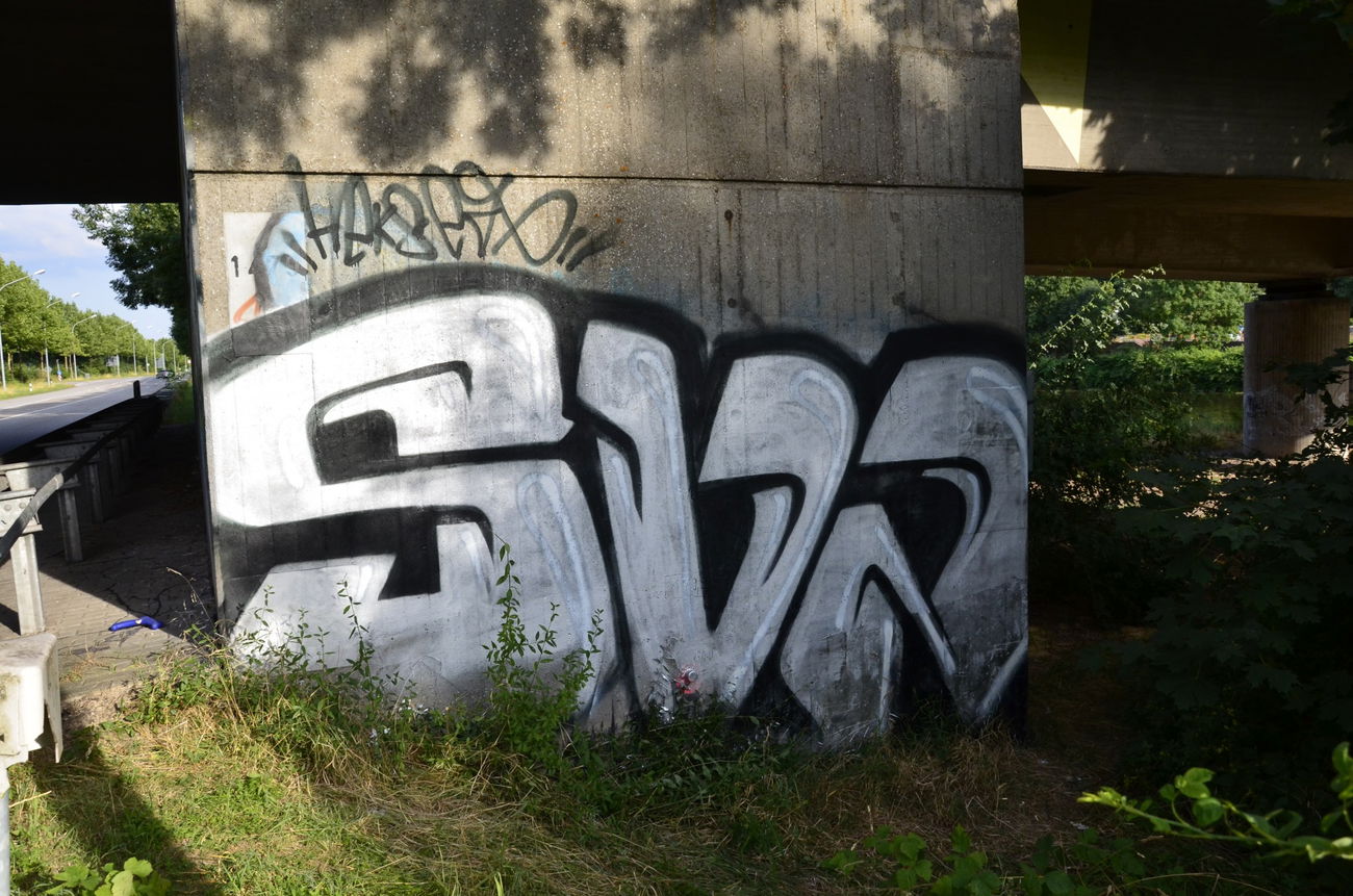 Graffiti Bombing - Photo by energis - Heks, Seax, SVN (2013)