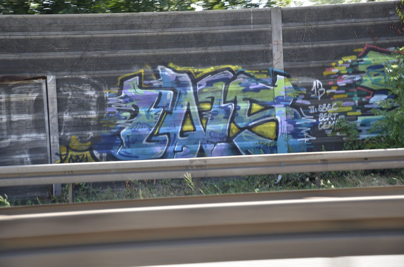 Graffiti Bombing - Photo by energis - INS, Orbi (2013)