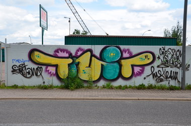 Graffiti Bombing - Photo by energis - Trust (2010)
