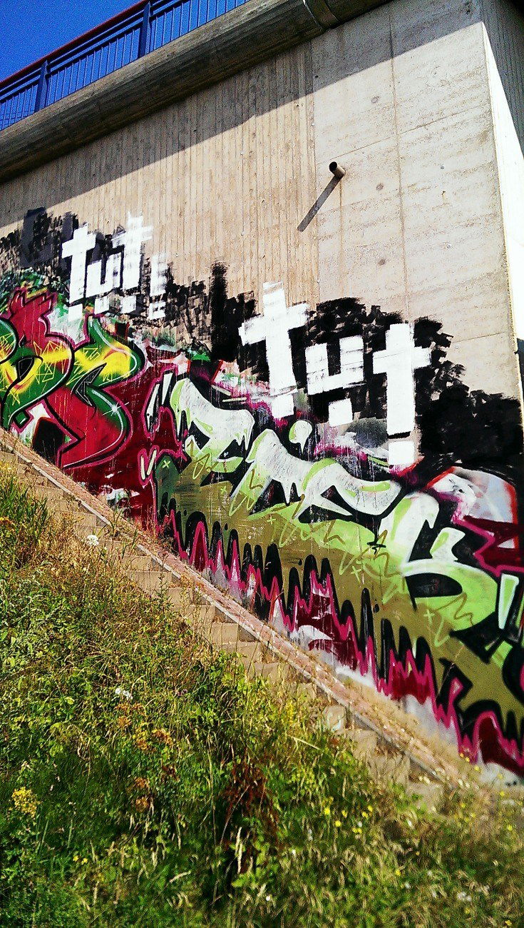 Graffiti Bombing - Photo by energis - NRG, Ziek, tut (2012)