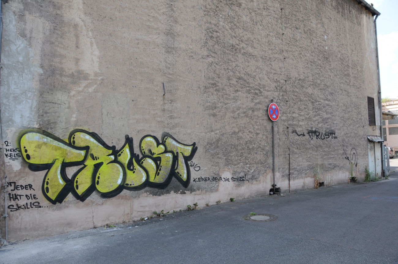 Graffiti Bombing - Photo by energis - Trust (2016)