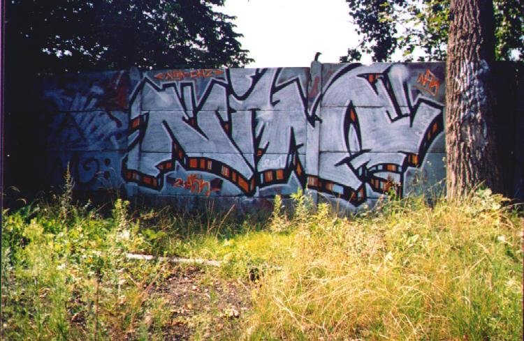Graffiti Bombing - Photo by enzym - enzym, nim (2001)