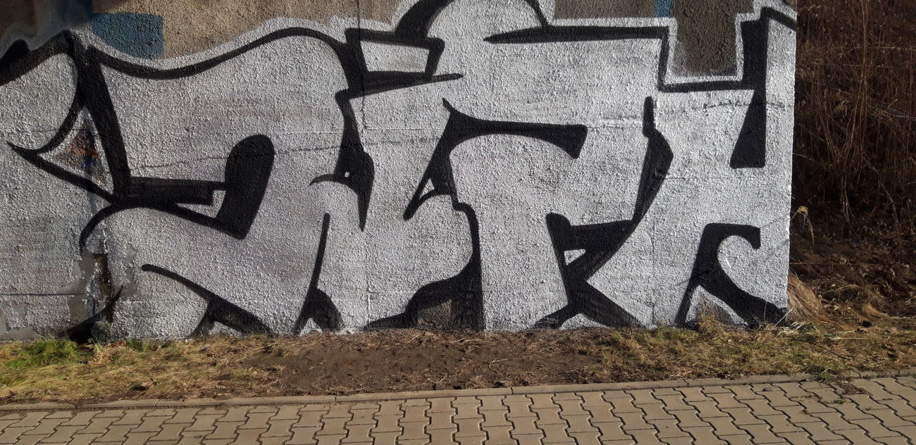 Graffiti Wall - Photo by errrrrrrr23