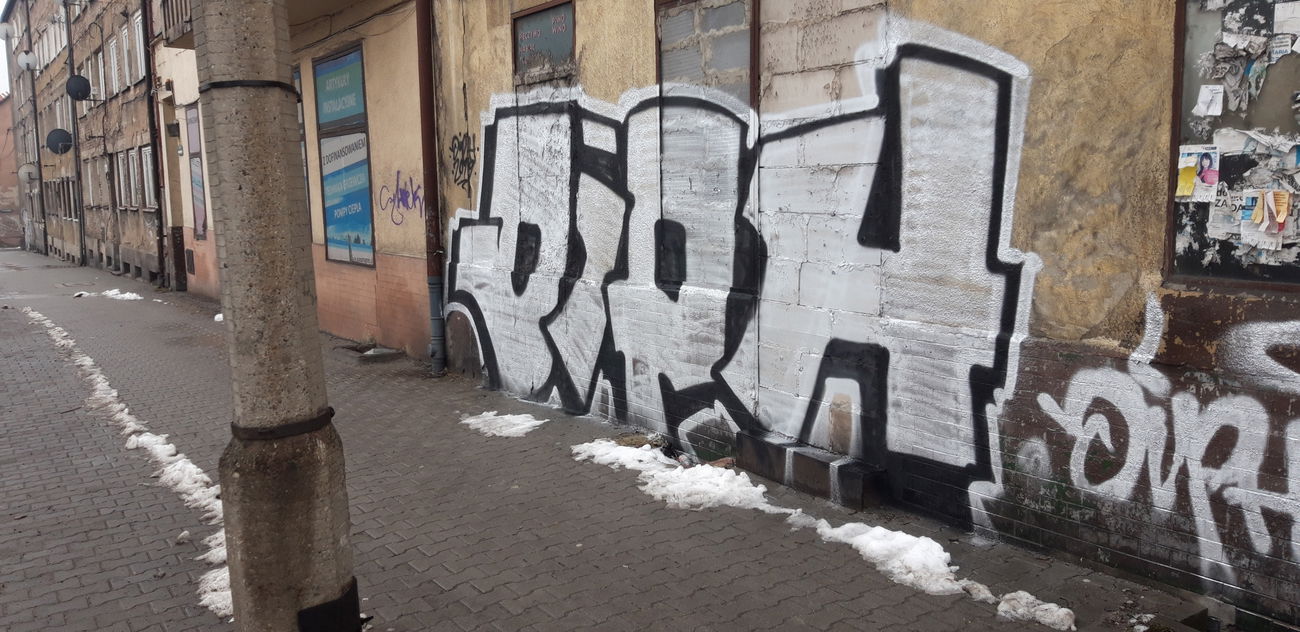 Graffiti Wall - Photo by errrrrrrr23