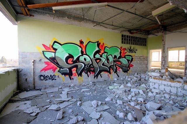 Graffiti Wall - Photo by escyOne - cokus, cks, 12