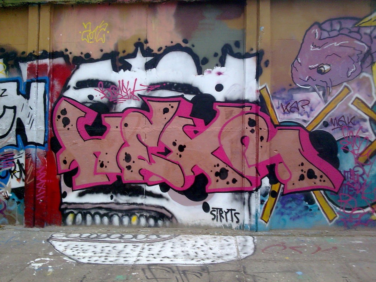 Graffiti Wall in Vilnius - Photo by eser - HEXR, ESER, VILNIUS (2012)