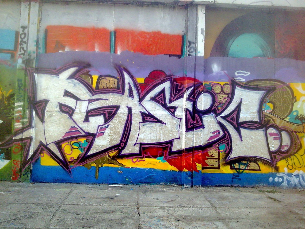 Graffiti Bombing in Vilnius - Photo by eser - eser, plastic, 2016 (2016)