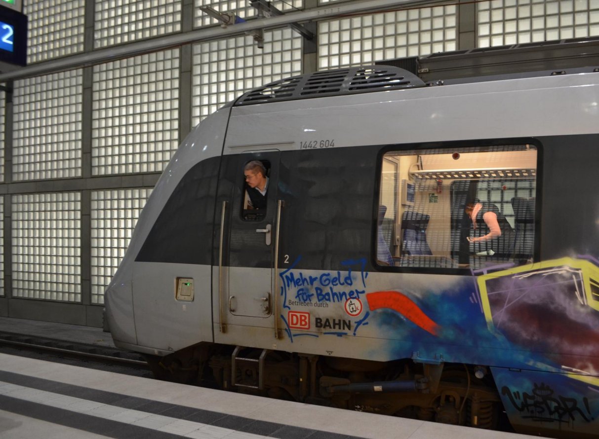 Graffiti Train - Photo by exBahner - gdl, bahn, ufs