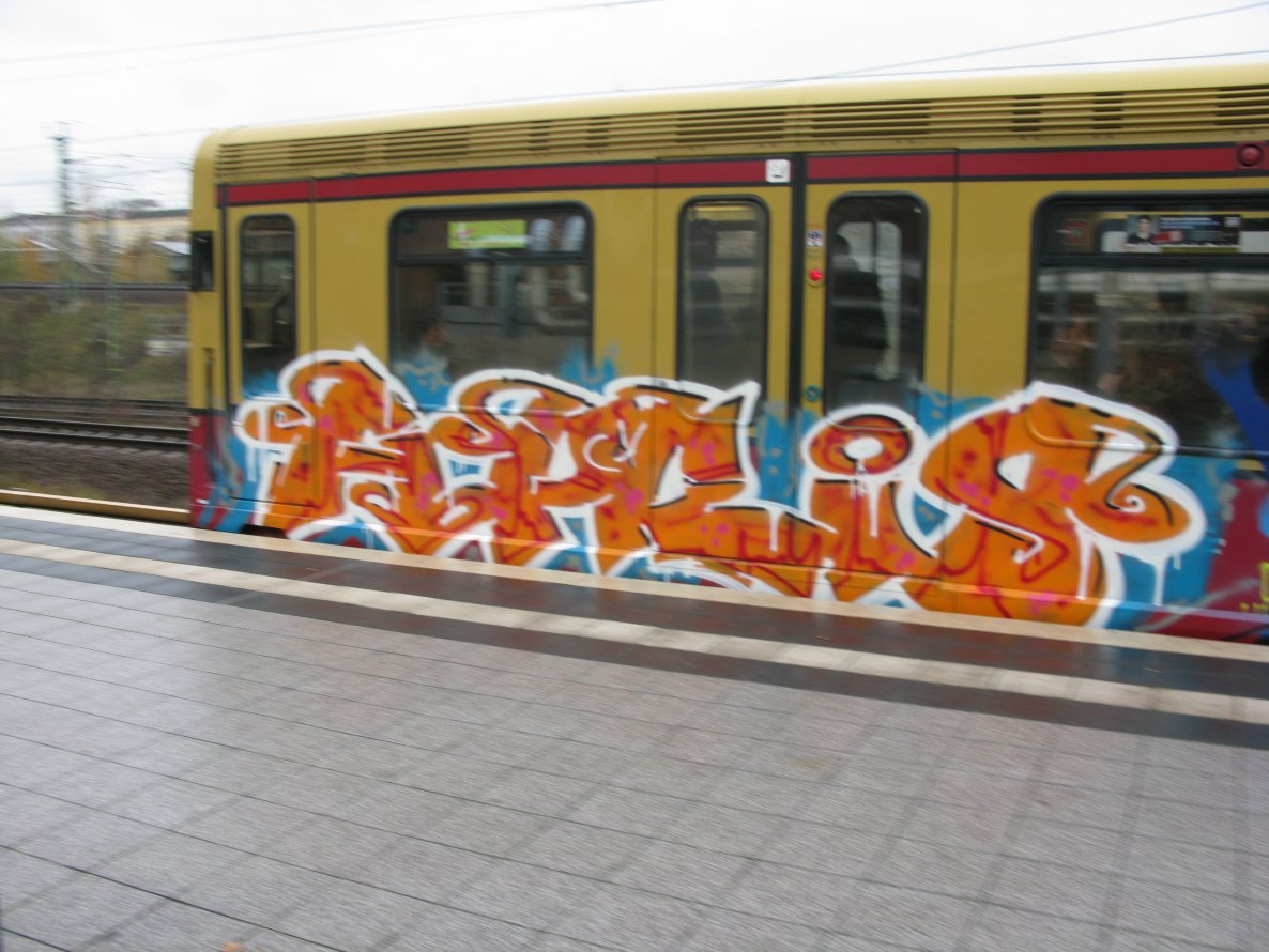 Graffiti Train - Photo by fappowt - apris, gbr (2013)