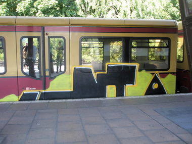Graffiti Train - Photo by fappowt - into, berlin, in