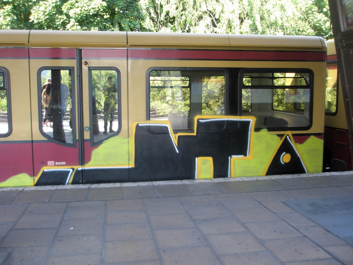 Graffiti Train - Photo by fappowt - into, berlin, in