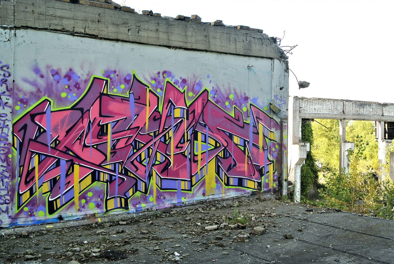 Graffiti Wall - Photo by farbfleck