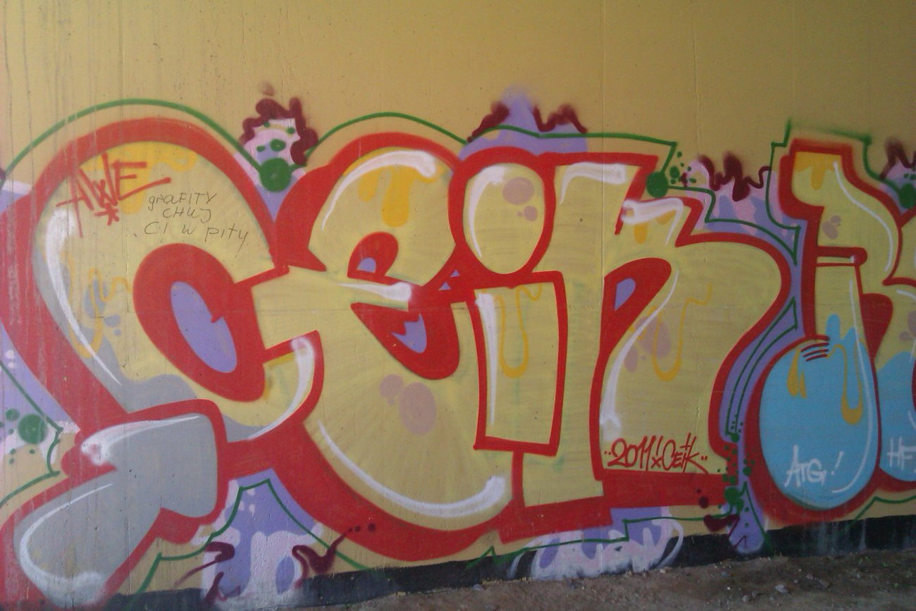 Graffiti Wall - Photo by faryzeusz