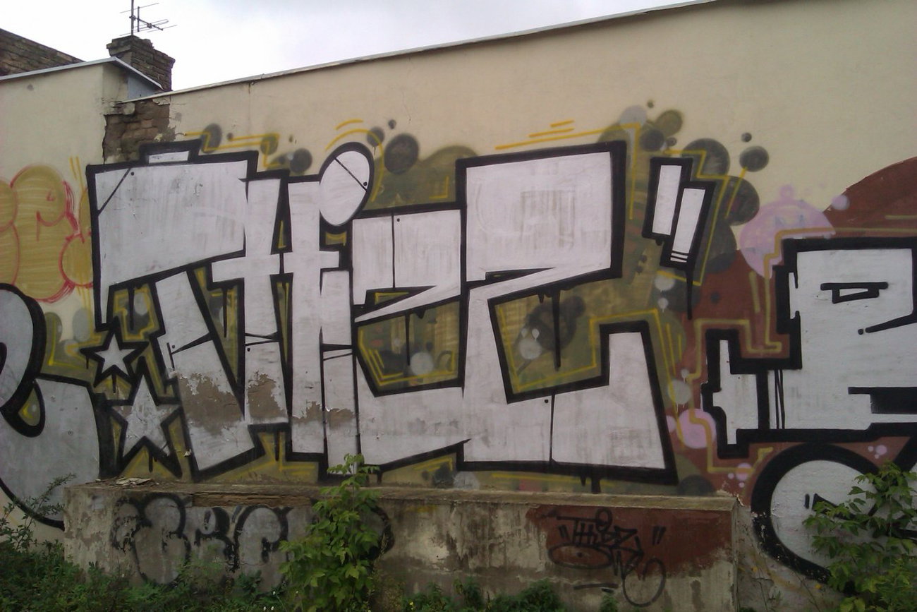 Graffiti Wall - Photo by faryzeusz