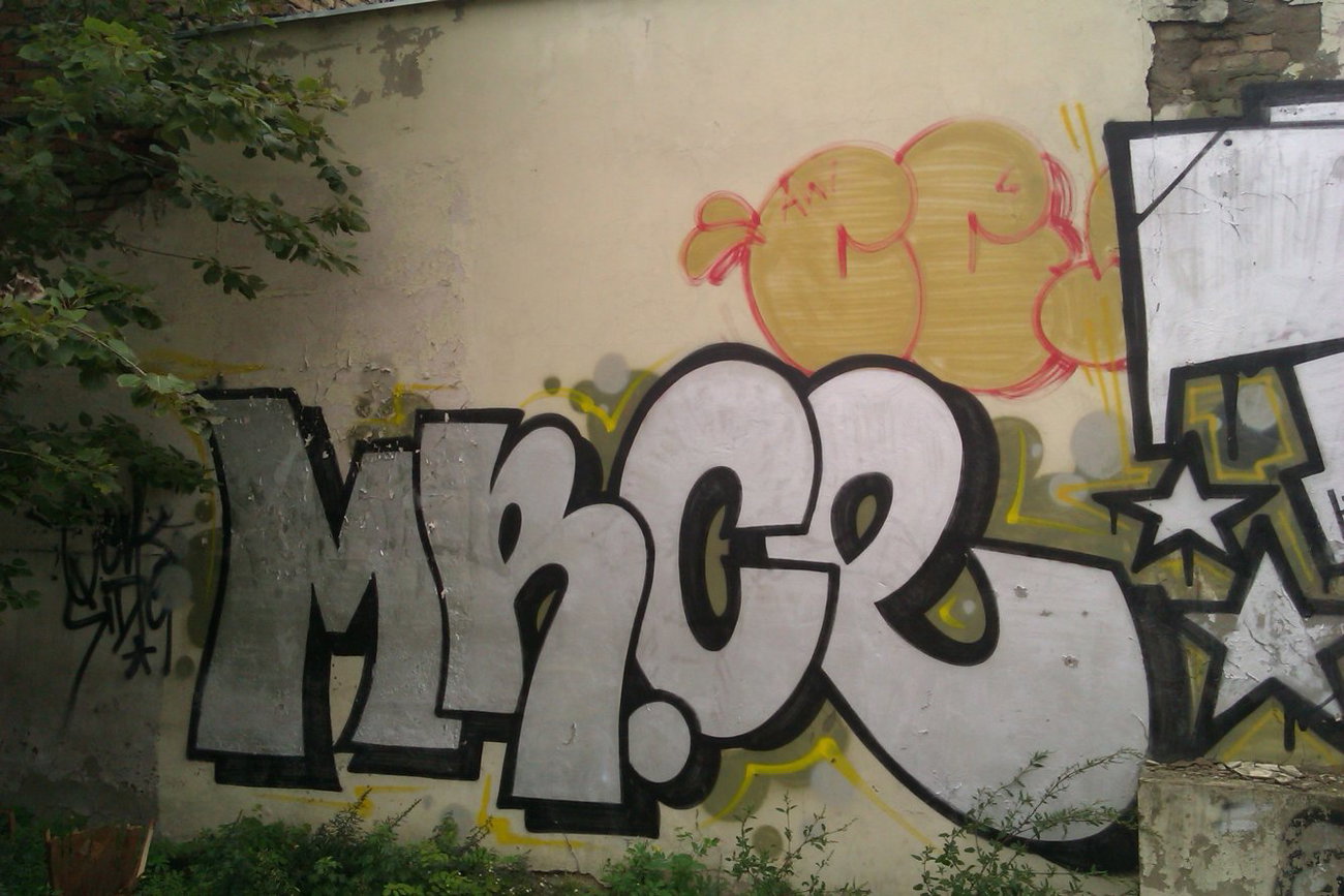 Graffiti Wall - Photo by faryzeusz