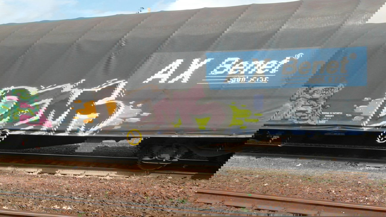 Graffiti Train - Photo by fr8pics - dems, fr8, freight