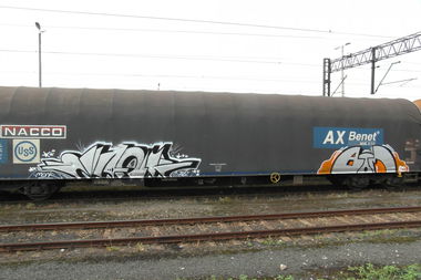 Graffiti Train - Photo by fr8pics - monk, bom33, fr8