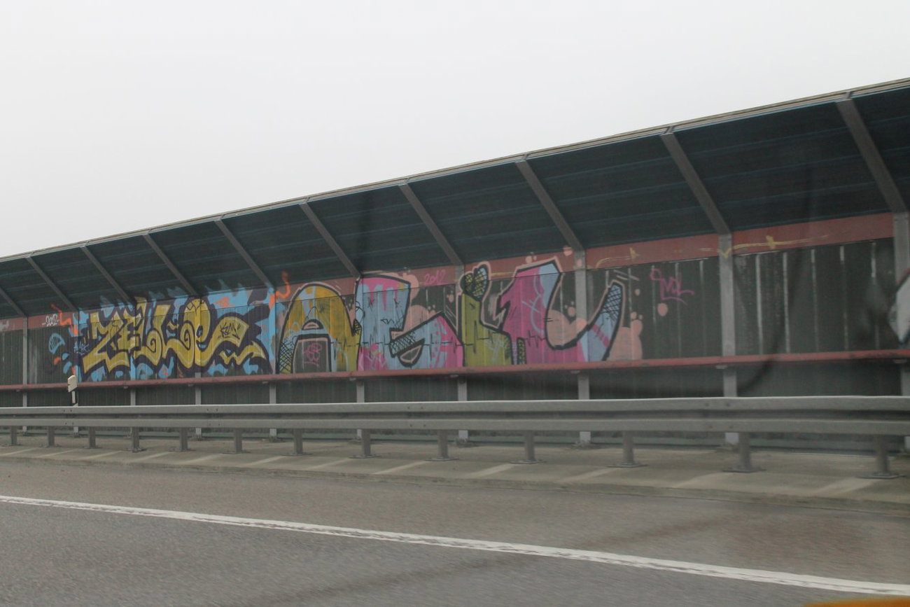 Graffiti Bombing - Photo by fragil - zelle, agil, tsb