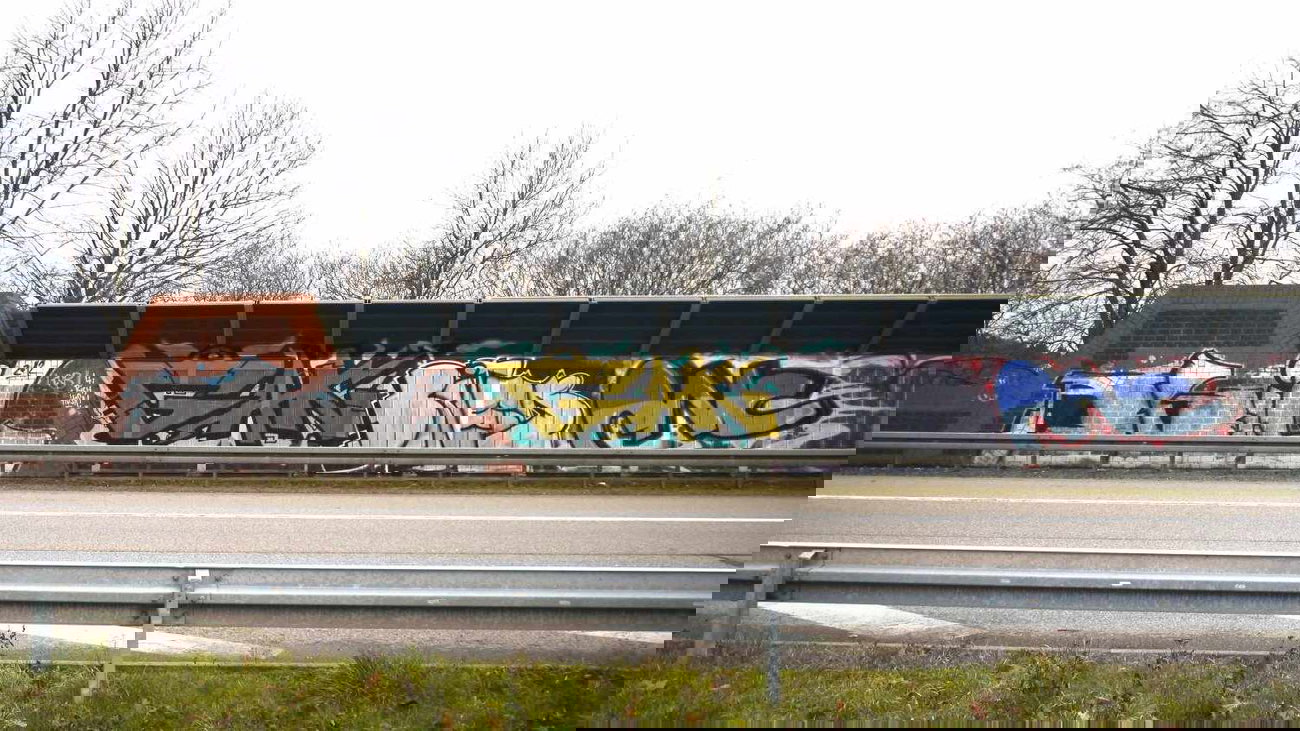 Graffiti Bombing - Photo by fragil - agil, gak, biter