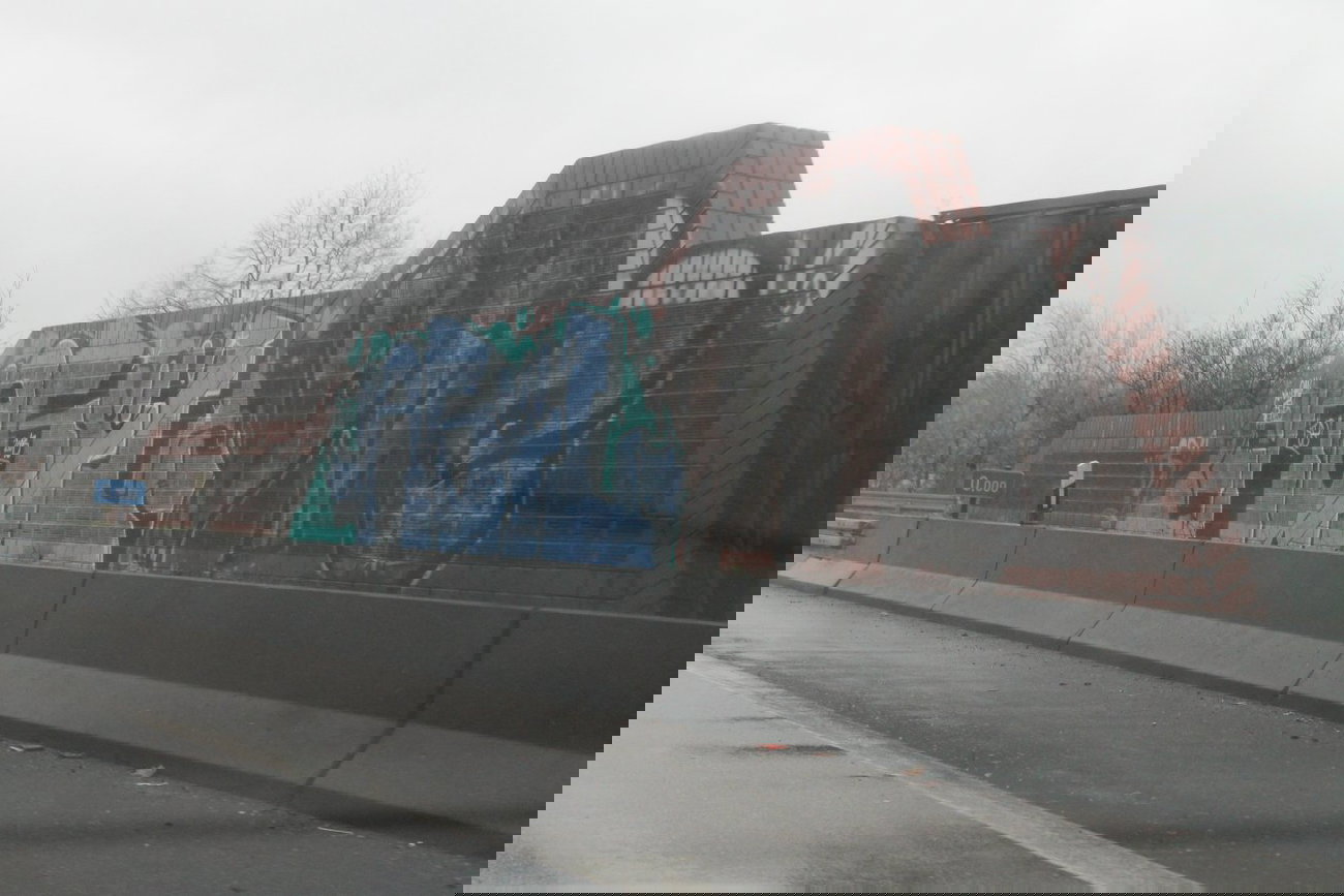 Graffiti Bombing - Photo by fragil - agil