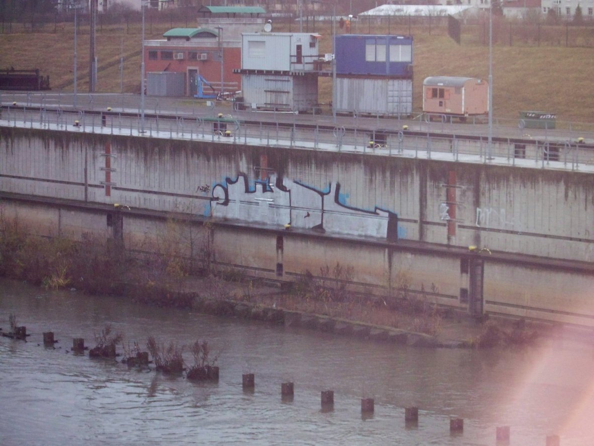 Graffiti Bombing - Photo by fragil - wdl, agil
