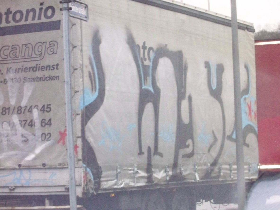 Graffiti Bombing - Photo by fragil - wdl, agil