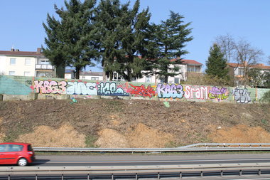 Graffiti Bombing - Photo by fragil - kb63, anc, ice