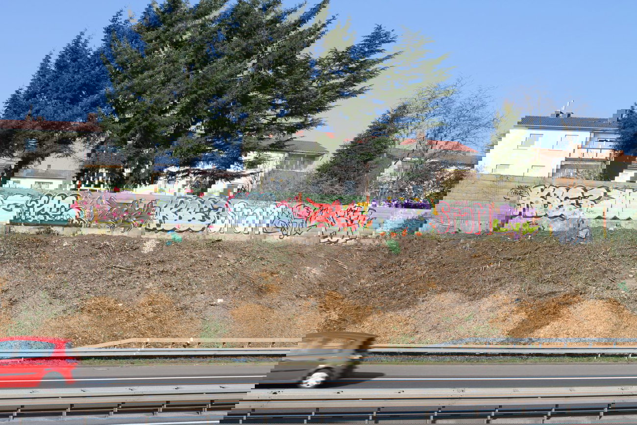 Graffiti Bombing - Photo by fragil - kb63, anc, ice